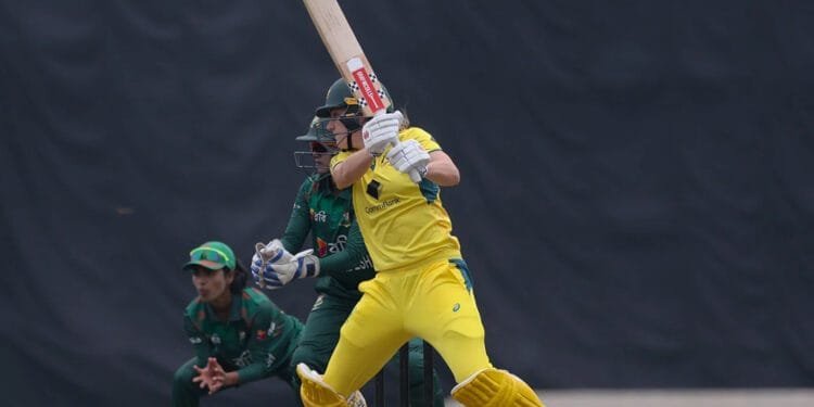 শুরুর বিপর্যয় সামলে চ্যালেঞ্জিং স্কোর অস্ট্রেলিয়ার