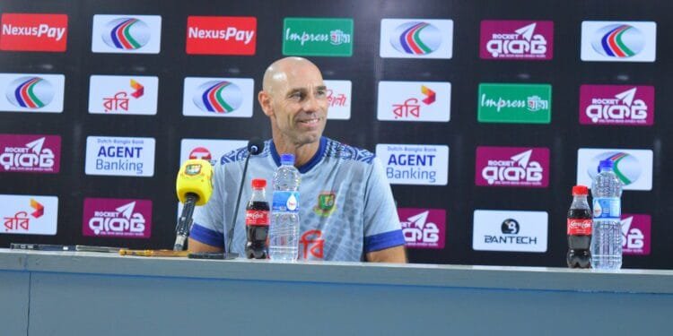 আড়াইশ রানের মধ্যেই লক্ষ্য চায় বাংলাদেশ