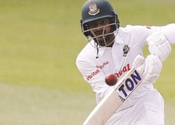 ভালো শুরুর পর শেষ বিকেলে জয়ের উইকেট হারিয়ে অস্বস্তিতে বাংলাদেশ