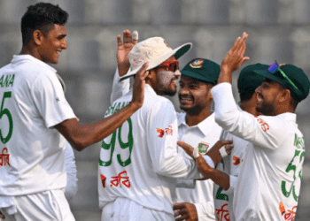 শেষ বিকেলে বোলারদের নৈপুণ্যে আশা দেখছে বাংলাদেশ