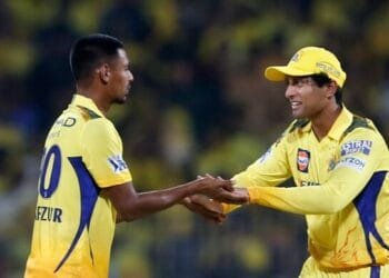 মুস্তাফিজের আগুনে বোলিংয়ের পর কার্তিক-অনুজের প্রতিরোধ