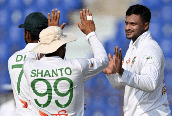 ধনাঞ্জয়ার ফিফটির পর সাকিবের আঘাত