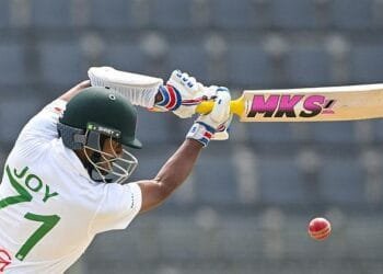 ব্যাখ্যাহীন ব্যাটিংয়ে হারের প্রহর গুণছে বাংলাদেশ