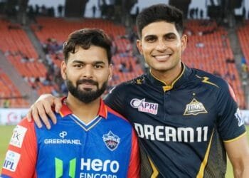 জয়ের ধারা ধরে রাখতে আগে ফিল্ডিংয়ে দিল্লি, একাদশে নেই ওয়ার্নার