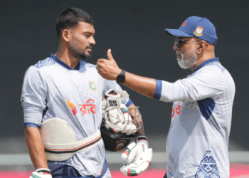 বাংলাদেশে পৌঁছেছেন হাথুরুসিংহে, বৈঠকে বসছেন নির্বাচকদের সাথে!