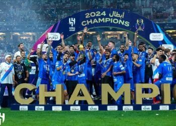 গ্যালারিতে বসে দেখলেন দলের জয়, মাঠে এসে ট্রফি নিয়ে উদযাপনে নেইমার