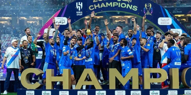 গ্যালারিতে বসে দেখলেন দলের জয়, মাঠে এসে ট্রফি নিয়ে উদযাপনে নেইমার