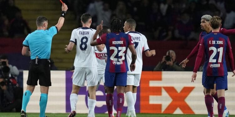 ৩ লাল কার্ডের ম্যাচে বার্সেলোনাকে ডুবিয়ে সেমিতে পিএসজি