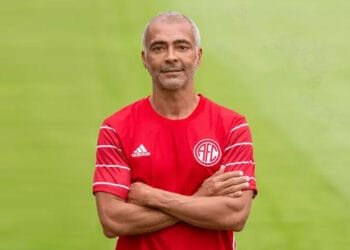 ছেলের স্বপ্ন পূরণে পেশাদার ফুটবলে ৫৮ বছর বয়সী বিশ্বকাপ জয়ী বাবা