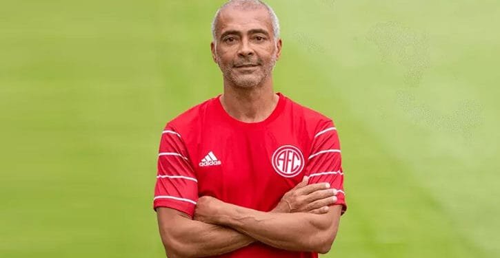 ছেলের স্বপ্ন পূরণে পেশাদার ফুটবলে ৫৮ বছর বয়সী বিশ্বকাপ জয়ী বাবা