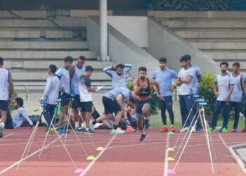 সাত সকালে বঙ্গবন্ধু স্টেডিয়ামের ট্র্যাকে দৌড়ালেন শান্ত-লিটনরা