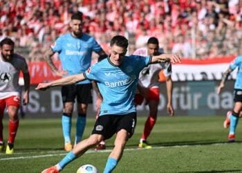 বায়ার্নের হারের দিনে শিরোপার দুয়ারে লেভারকুজেন