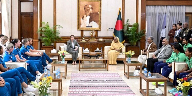 বাংলাদেশ ও অস্ট্রেলিয়া নারী দলের সাথে প্রধানমন্ত্রীর সাক্ষাৎ