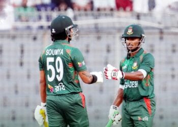 ১৫ রানে ৩ উইকেট হারানো বাংলাদেশকে টানছেন রিয়াদ-শান্ত