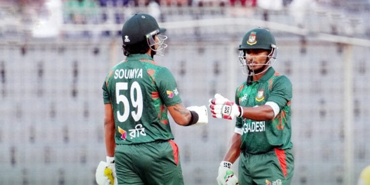 ১৫ রানে ৩ উইকেট হারানো বাংলাদেশকে টানছেন রিয়াদ-শান্ত