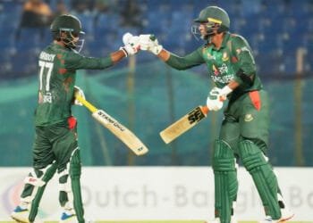 হৃদয়-রিয়াদের ব্যাটে মাঝারি সংগ্রহ বাংলাদেশের