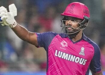 আউট হয়ে আম্পায়ারের সাথে তর্ক, শাস্তি পেলেন সঞ্জু