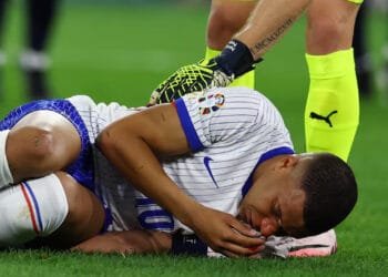 মুখে মাস্ক পরে খেলতে হবে এমবাপেকে