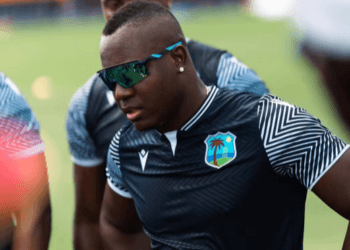 আগে ফিল্ডিংয়ে ওয়েস্ট ইন্ডিজ