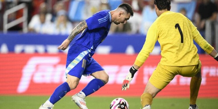 মেসি-মার্তিনেজের জোড়া গোলে আর্জেন্টিনার দাপুটে জয়