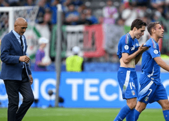 ইউরোর শেষ ষোলো থেকে ইতালির বিদায়, নিজের কাঁধে দায় নিলেন কোচ