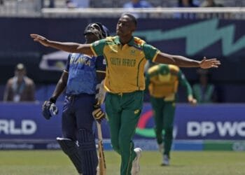 মাত্র ৭৭ রানে অলআউট শ্রীলঙ্কা