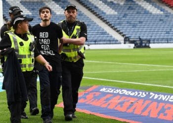 মাঠে ঢুকে ইসরায়েলকে ‘লাল কার্ড’ দেখালেন এক সমর্থক