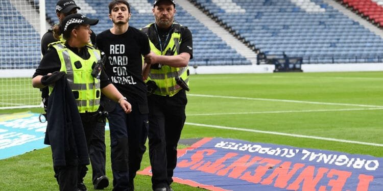 মাঠে ঢুকে ইসরায়েলকে ‘লাল কার্ড’ দেখালেন এক সমর্থক