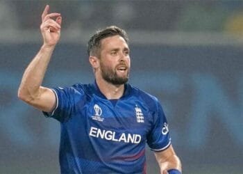 বাবার মৃত্যুতেই ক্রিকেটে বিরতি ইংলিশ ক্রিকেটারের