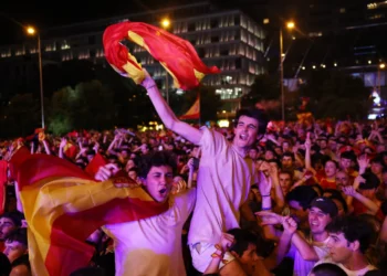 মাদ্রিদে লাখো মানুষের ভালোবাসায় সিক্ত হয়ে শিরোপা উদযাপন করল স্পেন