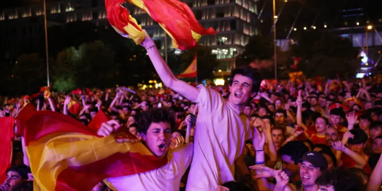 মাদ্রিদে লাখো মানুষের ভালোবাসায় সিক্ত হয়ে শিরোপা উদযাপন করল স্পেন