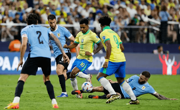 ১০ জনের উরুগুয়েকেও হারাতে পারলো না ব্রাজিল