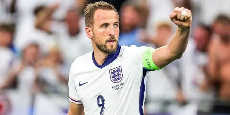 আরাধ্য ট্রফিতে চুমু আঁকার আশায় ইংল্যান্ড অধিনায়ক