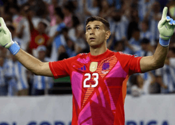 আর্জেন্টিনার জয়ের নায়ক সেই এমিলিয়ানো মার্টিনেজ