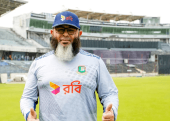 পাকিস্তানের কোচের কাজে খুশি হয়ে তাঁকে রেখে দিচ্ছে বিসিবি