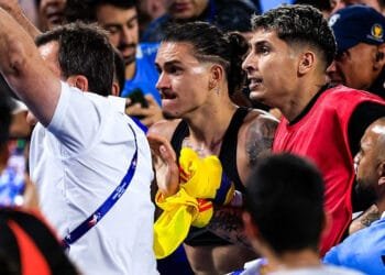 কলম্বিয়ার সমর্থকদের সঙ্গে উরুগুয়ের খেলোয়াড়দের মারামারি