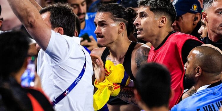 কলম্বিয়ার সমর্থকদের সঙ্গে উরুগুয়ের খেলোয়াড়দের মারামারি