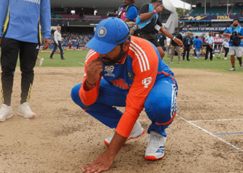 ফাইনাল পিচের মাটি খাওয়ার ব্যাখা দিলেন রোহিত শর্মা