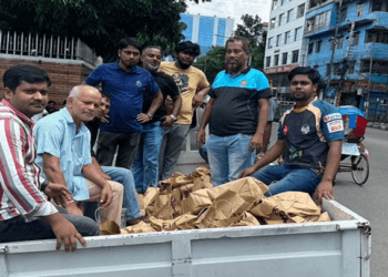 সড়কে ট্রাফিকের দায়িত্ব পালন করা শিক্ষার্থীদের খাবার খাওয়ালো বিসিবি