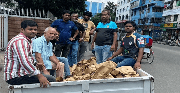 সড়কে ট্রাফিকের দায়িত্ব পালন করা শিক্ষার্থীদের খাবার খাওয়ালো বিসিবি