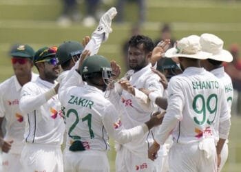 সাকিবের জোড়া শিকারে এলোমেলো পাকিস্তান