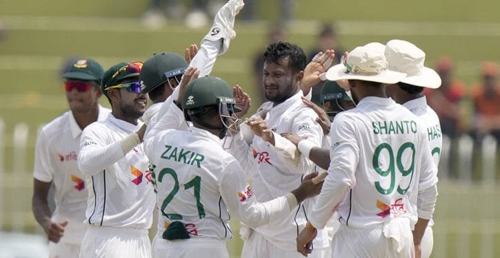 সাকিবের জোড়া শিকারে এলোমেলো পাকিস্তান