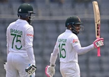 বন্ধু সাকিবের দুর্দিনে পাশে দাঁড়ালেন মুশফিক