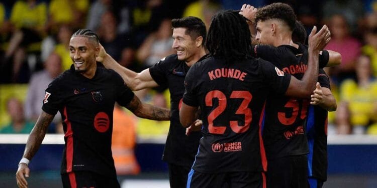 লেভানডফস্কি-রাফিনহার পাঁচ গোলের জয়ের ম্যাচে বার্সার ছয়ে ছয়