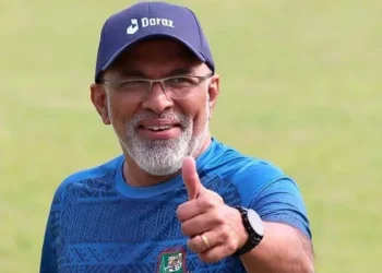 রাতের বিমানে হাথুরু যাচ্ছেন অস্ট্রেলিয়ায়, ফিরবেন না চাকরিচ্যুতি?