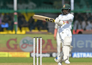 মুমিনুলের লড়াকু ‘দুর্লভ’ সেঞ্চুরিতে বাংলাদেশ থামলো ২৩৩ রানে, ব্যাটিংয়ে মারমুখী ভারত