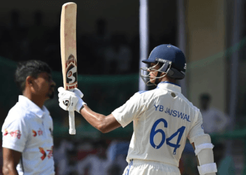 ২২০ বলে ২৮৫ রান করে অলআউট হওয়ার আগে ইনিংস ডিক্লেয়ার ভারতের