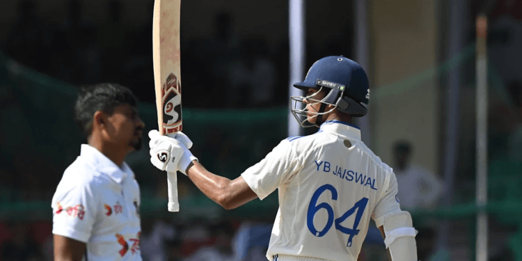 ২২০ বলে ২৮৫ রান করে অলআউট হওয়ার আগে ইনিংস ডিক্লেয়ার ভারতের