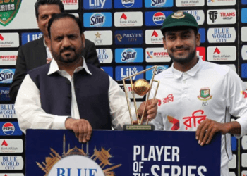 সিরিজ সেরার অর্থ পুরস্কার কোটা আন্দোলনে নিহত রিক্সা চালকের পরিবারকে দেবেন মিরাজ