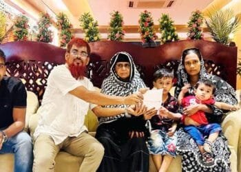 রিক্সা চালকের পরিবারের হাতে সিরিজ সেরার টাকা তুলে দিলেন মিরাজ
